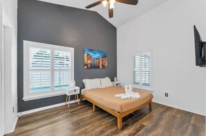 4 bedrooms, in-room safe, desk, iron/ironing board - New Villa Magic – Full House Comfort/ 5miDisney (Kissimmee)