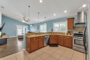 Fridge, microwave, oven, stovetop - New Villa Magic – Full House Comfort/ 5miDisney (Kissimmee)