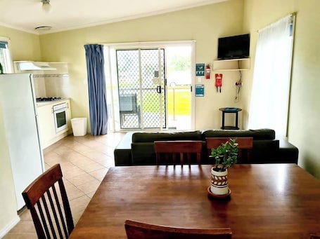 Cabaña familiar, 2 habitaciones | 2 dormitorios, wifi gratis, ropa de cama. BIG4 Kingston Foreshore Holiday Park
