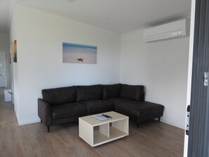 Villa Deluxe | Zona de estar | Televisión de 42 pulgadas con canales por cable