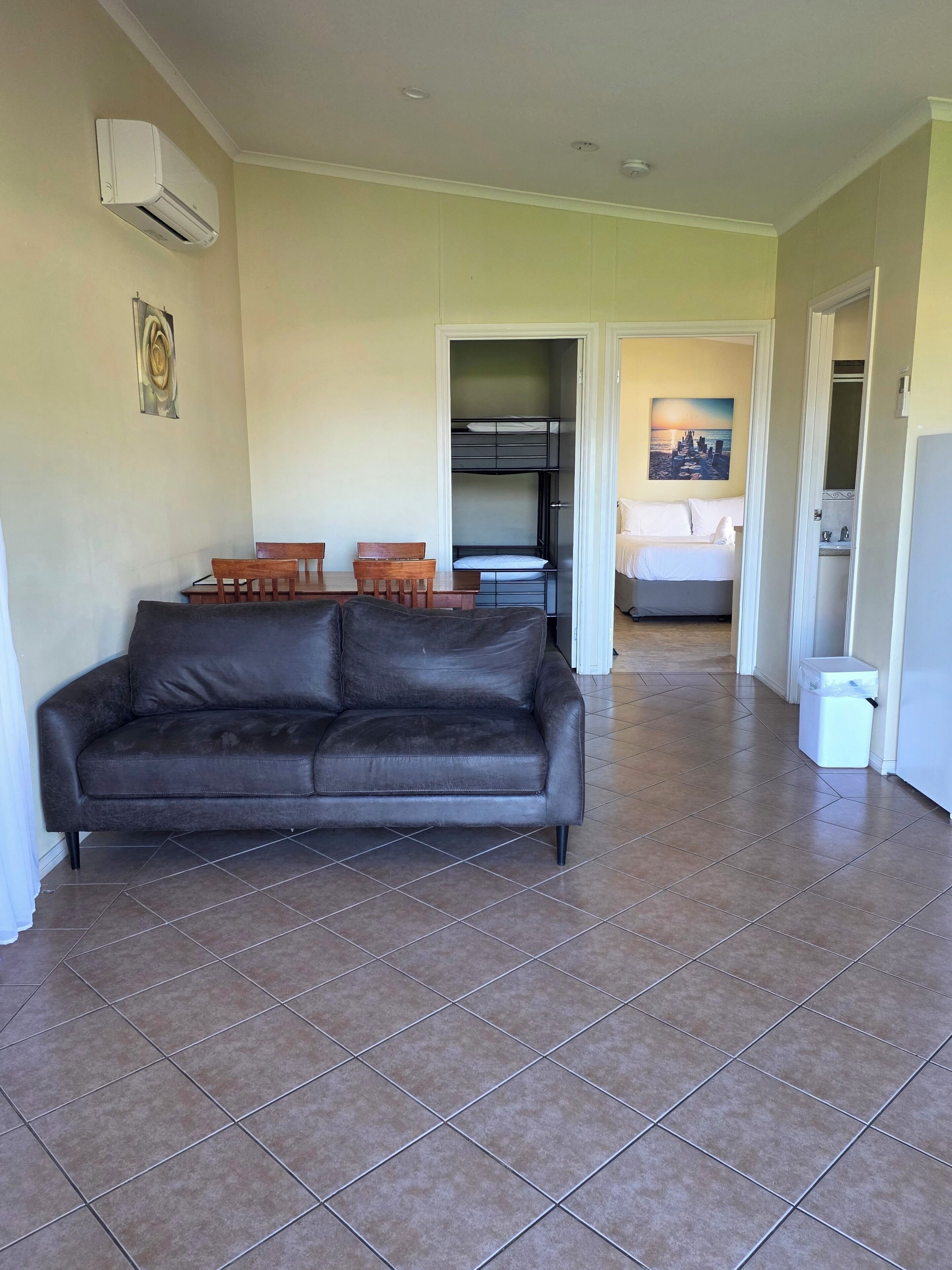 Cabaña familiar, 2 habitaciones | Zona de estar | Una televisión