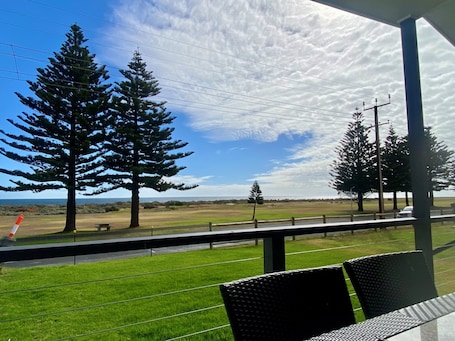 Villa Deluxe | Terraza o patio. BIG4 Kingston Foreshore Holiday Park