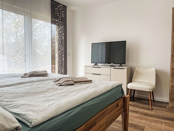 3 sovrum, skrivbord och internet