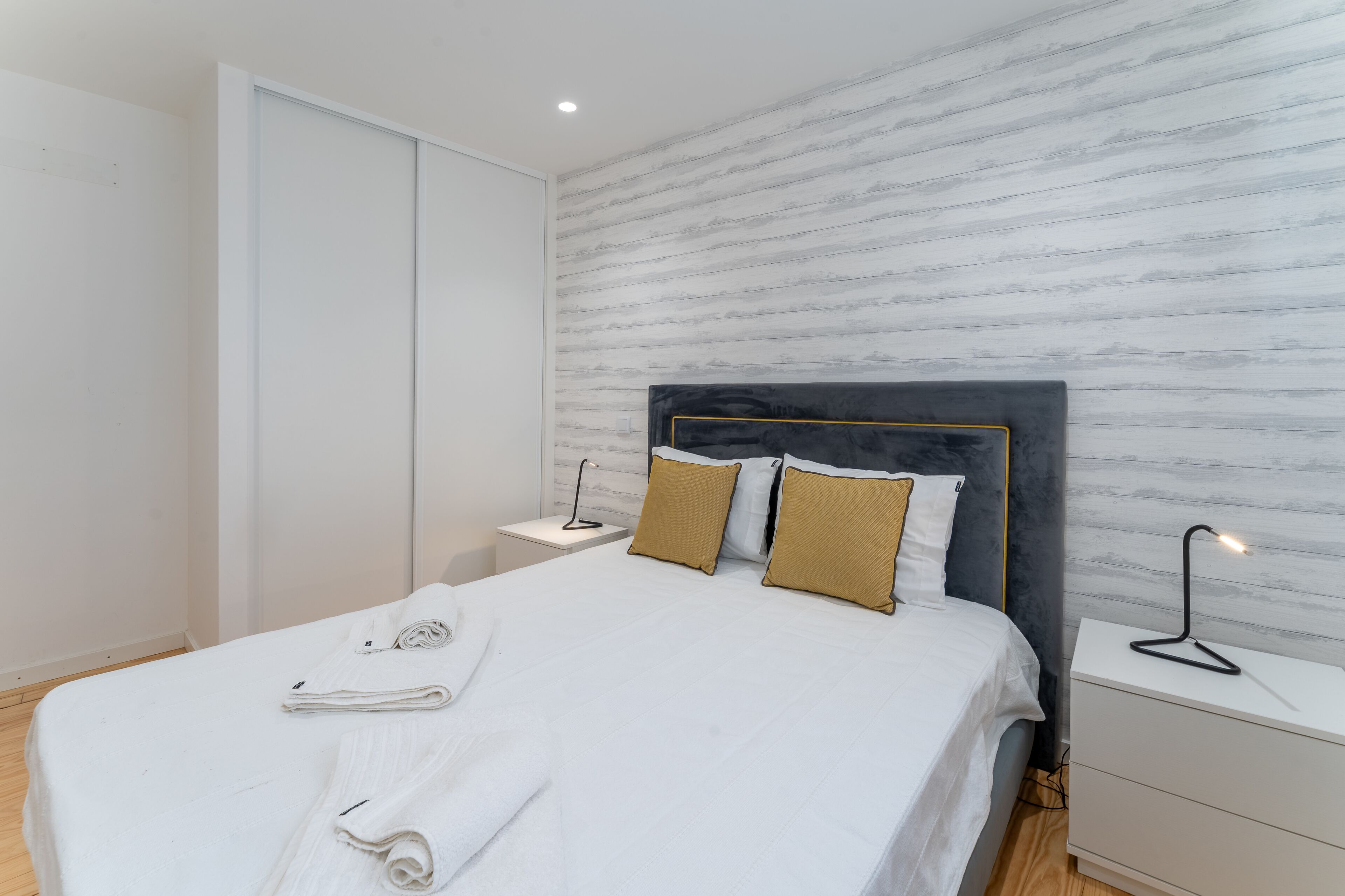 1 dormitori, planxa i posts de planxar, Internet i roba de llit 