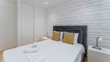 1 dormitori, planxa i posts de planxar, Internet i roba de llit