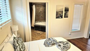 4 bedrooms, iron/ironing board, free WiFi, bed sheets - Stunning Home w/ private POOL Amazing LAKE Views & Sleeps 12 (Austin)