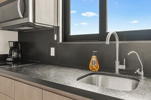 Frigorífico, microondas, placa de cocina y cafetera o tetera