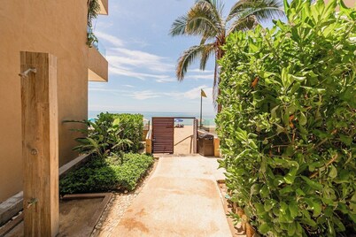 Tranquil Jungle and Ocean View Penthouse with Pool and Hot Tub