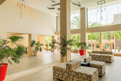 Tranquil Jungle and Ocean View Penthouse with Pool and Hot Tub