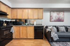 Fridge, microwave, oven, dishwasher - 4975 Southampton Drive (Mississauga)