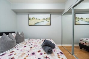 1 bedroom, iron/ironing board - 4975 Southampton Drive (Mississauga)