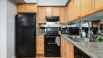 Réfrigérateur, micro-ondes, four, lave-vaisselle