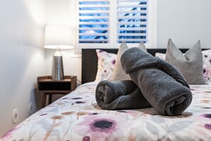 1 habitación y tabla de planchar con plancha 