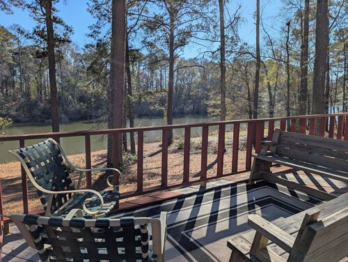 Cozy modern lake retreat - 75 acres of serenity for business or pleasure