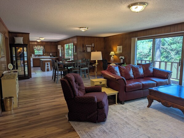 Smart TV, fireplace - Cheerful cozy lake retreat - Newly Renovated in 2025 - New Floors and New HVAC (Dudley)