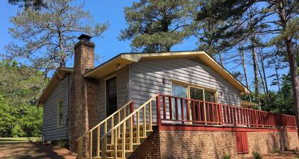 Cheerful cozy lake retreat - Newly Renovated in 2025 - New Floors and New HVAC