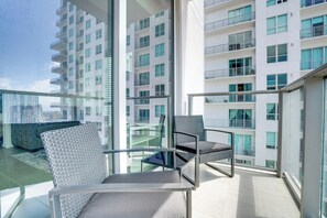 Property grounds - Charming 1 Bedroom Condo with City View and Partial Bay View (Miami)