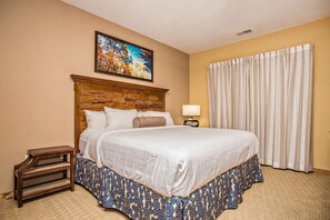 2 soverom, safe på rommet, strykejern/-brett og reiseseng for barn