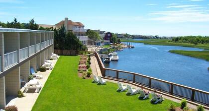 1BR Condo w/ Kitchenette & Balcony | Pools Access
