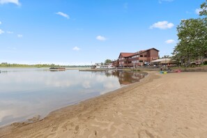 On the beach - Point Condos 2BR w/ Lake Views & Fireplace (Breezy Point)