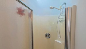 Douche, sèche-cheveux, serviettes fournies, savon