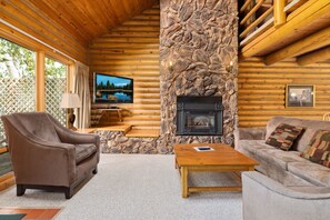 TV, fireplace - Cozy Breezy Point Condo with Golf Views (Breezy Point)