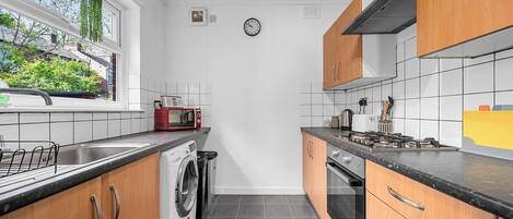 Jääkaappi, mikroaaltouuni, uuni, liesi