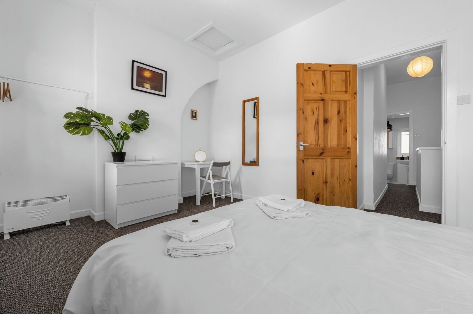 2 bedrooms, desk, iron/ironing board, WiFi