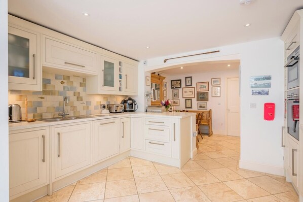 Réfrigérateur, four à micro-ondes, un four, lave-vaisselle