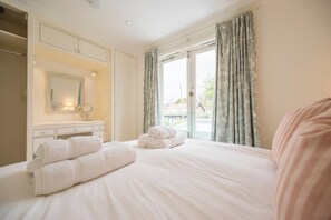 3 habitaciones, tabla de planchar con plancha, cuna de viaje y wifi 