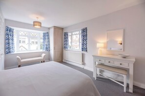 3 chambres, fer et planche à repasser, Wi-Fi, draps fournis