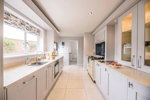 Kjøleskap, mikrobølgeovn, ovn og oppvaskmaskin