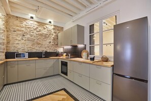 Jääkaappi, mikroaaltouuni, uuni, liesi