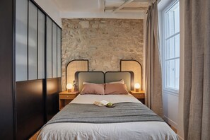 Silitysrauta/-lauta, Wi-Fi, vuodevaatteet