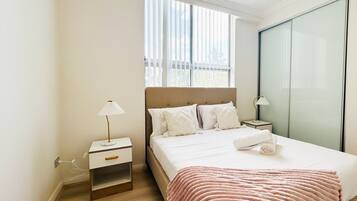 Tabla de planchar con plancha, wifi y ropa de cama