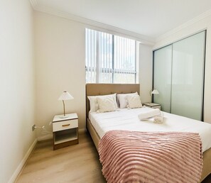 Tabla de planchar con plancha, wifi, ropa de cama