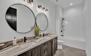 Douche, sèche-cheveux, serviettes fournies