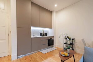 Een koelkast, een microgolfoven, een oven, een kookplaat