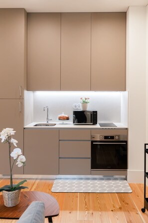 Fridge, microwave, oven, stovetop - Modern & Cozy Flat by HostWise (Guimarães)