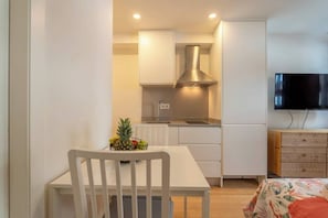 Dining - Luxurious Decor Studio | Clérigos by HostWise (Porto)