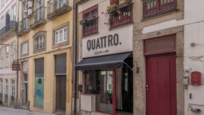 A building with a sign reading "QUATTRO." - Luxurious Decor Studio | Clérigos by HostWise (Porto)