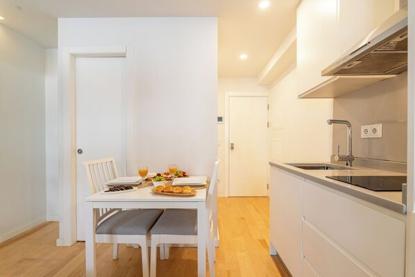 Mikrowelle, Herdplatte, Wasserkocher mit Kaffee-/Teezubehör, Esstisch