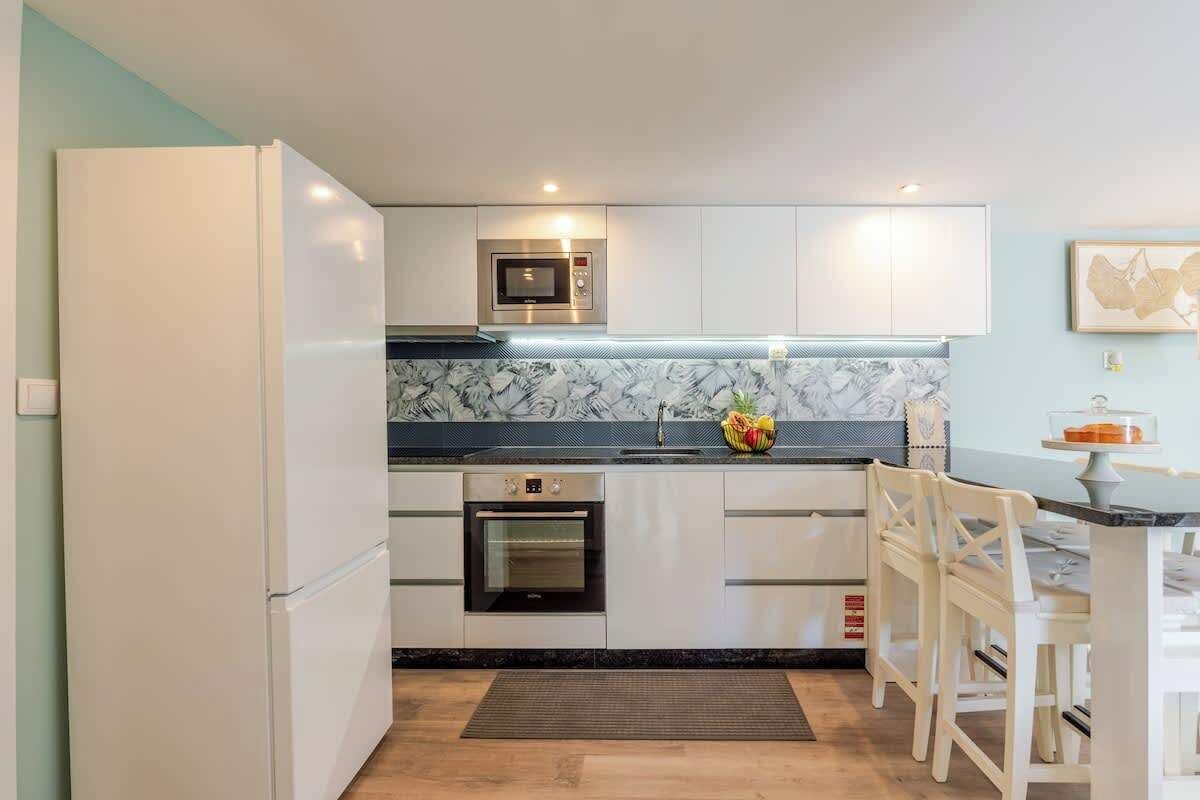 Frigorífico, microondas, horno y placa de cocina