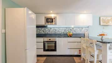 Frigorífico, microondas, horno y placa de cocina