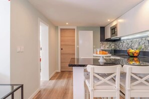 Refrigerador, microondas, horno, placa de cocina