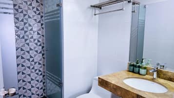 Een douche, een haardroger, handdoeken, zeep