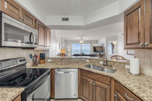 Geladeira, micro-ondas, fogão, cooktop