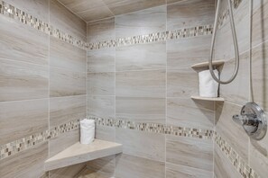 Dusche, Haartrockner, Handtücher