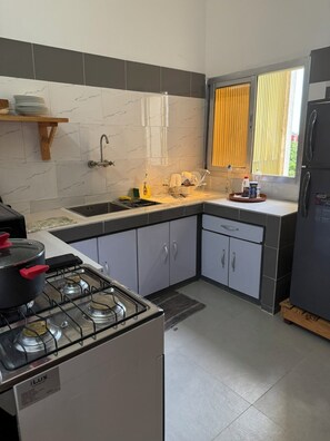 Køleskab, mikrobølgeovn, ovn, kogeplade