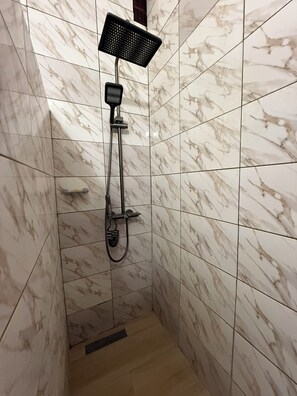 Secadora de cabello, toallas, jabón, papel de baño 